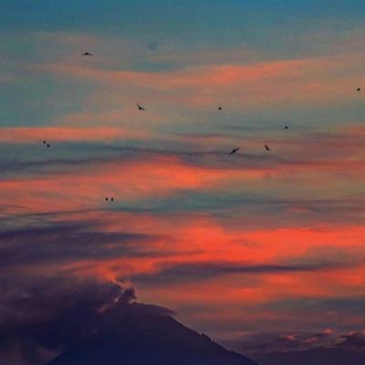 在危地马拉，前排体验活火山喷发